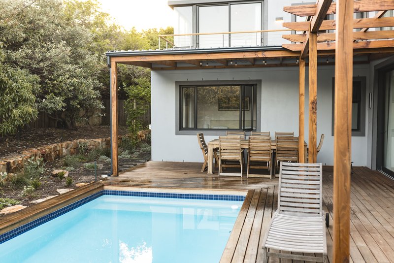 casa de dos pisos con alberca